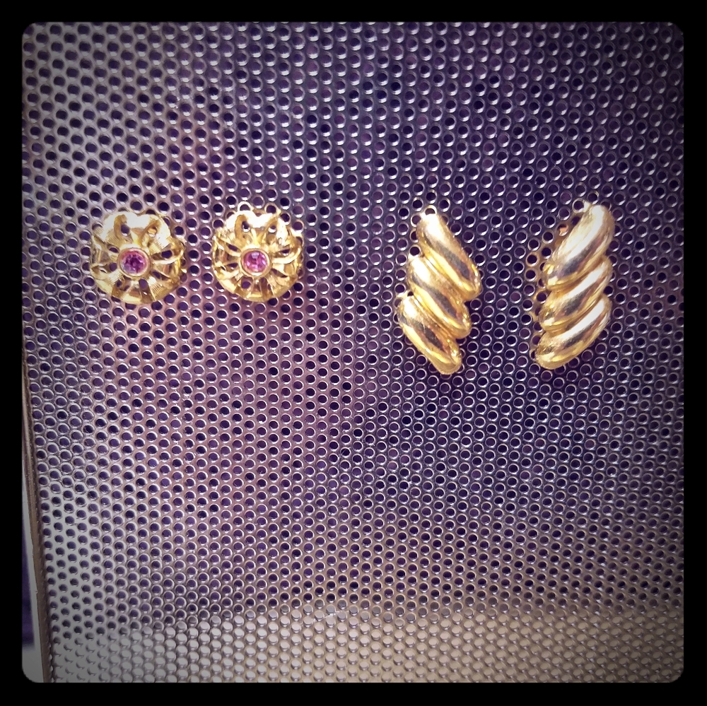 Lot of 2 pairs of Vintage Avon earrings in LNUC